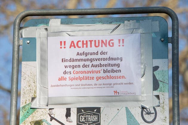 28 03 2020, xtgx, Effects of the Corona Virus in Magdeburg, Sign at a closed playground By decision of the state of Saxony-Anhalt all playgrounds are closed Magdeburg