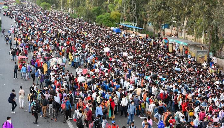 NEW DELHI, INDIA - MARCH 28: A wave of migrant workers seen at Anand Vihar Bus Terminus near the Delhi - UP border following Uttar Pradesh government?s call to arrange buses for the workers returning to their native state, on Day 4 of the 21 day nationwide lockdown -- to check the spread of coronavirus, on March 28, 2020 in New Delhi, India. (Photo by Raj K Raj Hindustan Times ) Coronavirus Update: Amid Lockdown, A Sea Of Migrants In Delhi-NCR Try To Find Their Way Back Home