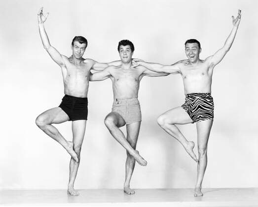 SO THIS IS PARIS, from left: Gene Nelson, Tony Curtis, Paul gilbert, 1955 Courtesy Everett Collection !ACHTUNG AUFNAHMEDATUM GESCHÃ„TZT! PUBLICATIONXNOTxINxCANxCHNxFRAxITAxJPNxNORxPOLxRUSxESPxUKxUSA Copyright: xCourtesyxEverettxCollectionx MBDSOTH EC076