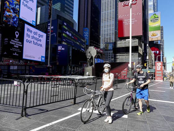 March 28, 2020, International, New York,USA: (NEW) Covid-19 Movement in New York.March 28,2020,New York,USA:Movement of people at Times Square, aerial view of the streets of New York and with something new, passengers are prohibited from getting close to the driver of the buses from now on.They put a yellow chain to separate drivers from passengers in the buses,after the death of two MTA officials to covid-19. MTA os responsible for New York buses and subways...Credit: Thenews2 International - ZUMAn293 20200328_znp_n293_060 Copyright: xJuliaxMineevax