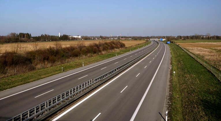 28 03 2020, Empty motorways due to corona virus pandemic, here the motorway A96 near Türkheim, Bad Wörishofen By order of the Bavarian state government, an initial restriction due to the corona crisis applies until further notice 28 03 2020, Empty motorways due to corona virus 28 03 2020, Empty motorways due to corona virus