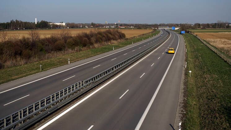 28 03 2020, Empty motorways due to corona virus pandemic, here the motorway A96 near Türkheim, Bad Wörishofen By order of the Bavarian state government, an initial restriction due to the corona crisis applies until further notice 28 03 2020, Empty motorways due to corona virus 28 03 2020, Empty motorways due to corona virus