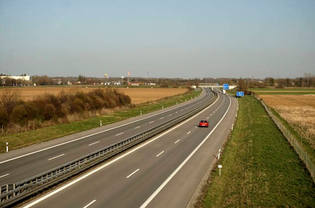 28 03 2020, Empty motorways due to corona virus pandemic, here the motorway A96 near Türkheim, Bad Wörishofen By order of the Bavarian state government, an initial restriction due to the corona crisis applies until further notice 28 03 2020, Empty motorways due to corona virus 28 03 2020, Empty motorways due to corona virus