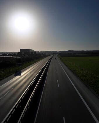 28 03 2020, Empty motorways due to corona virus pandemic, here the motorway A96 near Türkheim, Bad Wörishofen By order of the Bavarian state government, an initial restriction due to the corona crisis applies until further notice 28 03 2020, Empty motorways due to corona virus 28 03 2020, Empty motorways due to corona virus
