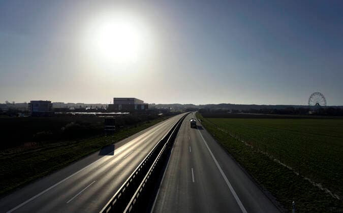28 03 2020, Empty motorways due to corona virus pandemic, here the motorway A96 near Türkheim, Bad Wörishofen By order of the Bavarian state government, an initial restriction due to the corona crisis applies until further notice 28 03 2020, Empty motorways due to corona virus 28 03 2020, Empty motorways due to corona virus