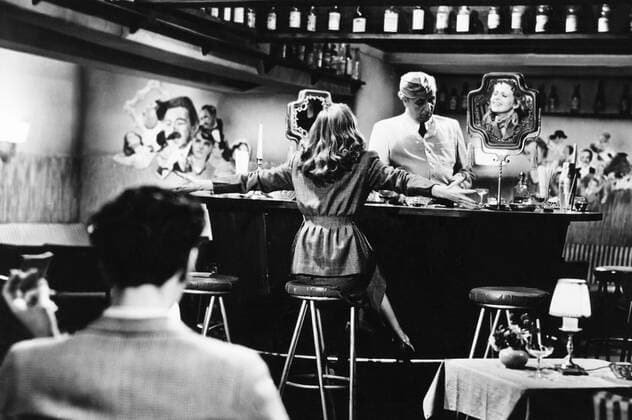 SUNDERIN, (aka DIE SUNDERIN, aka THE STORU OF A SINNER), Hildegard Knef (seated at bar), 1951 Courtesy Everett Collection !ACHTUNG AUFNAHMEDATUM GESCHÃ„TZT! PUBLICATIONXNOTxINxCANxCHNxFRAxITAxJPNxNORxPOLxRUSxESPxUKxUSA Copyright: xCourtesyxEverettxCollectionx MBDSUND EC083