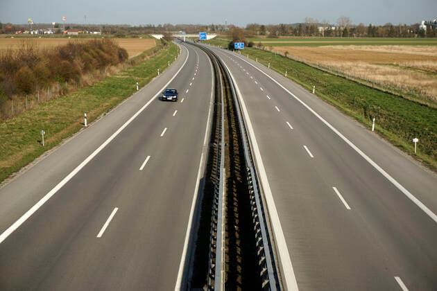 28 03 2020, Empty motorways due to corona virus pandemic, here the motorway A96 near Türkheim, Bad Wörishofen By order of the Bavarian state government, an initial restriction due to the corona crisis applies until further notice 28 03 2020, Empty motorways due to corona virus 28 03 2020, Empty motorways due to corona virus