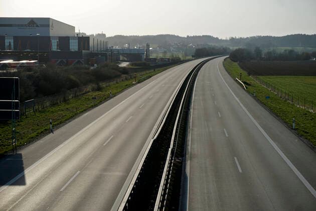28 03 2020, Empty motorways due to corona virus pandemic, here the motorway A96 near Türkheim, Bad Wörishofen By order of the Bavarian state government, an initial restriction due to the corona crisis applies until further notice 28 03 2020, Empty motorways due to corona virus 28 03 2020, Empty motorways due to corona virus