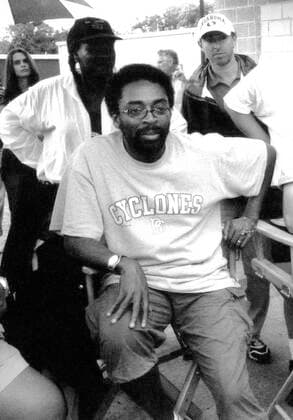 25TH HOUR, center Spike Lee on set, 2002, ph: David Lee Buena Vista Pictures courtesy Everett Collection Buena Vista Pictures Courtesy Everett Collection !ACHTUNG AUFNAHMEDATUM GESCHÃ„TZT! PUBLICATIONXNOTxINxCANxCHNxFRAxITAxJPNxNORxPOLxRUSxESPxUKxUSA Copyright: xBuenaxVistaxPictures CourtesyxEverettxCollectionx MBDTWFI EC023