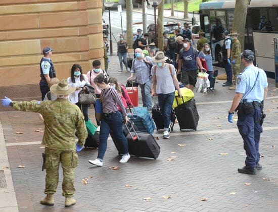AUSTRALIA CORONAVIRUS COVID-19, Returning overseas travellers are ushered into the InterContinental Hotel for the beginning of their 14-day imposed quarantine in Sydney, Sunday, March 29, 2020. ( NO ARCHIVING, EDITORIAL USE ONLY, NO USE IN BOOKS WITHOUT CONSENT SYDNEY NSW AUSTRALIA  Copyright: xJEREMYxPIPERx 20200329001460665139