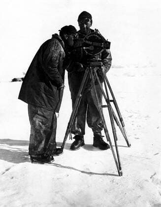 WITH BYRD AT THE SOUTH POLE, Admiral Richard E. Byrd (right), 1930 Courtesy Everett Collection !ACHTUNG AUFNAHMEDATUM GESCHÃ„TZT! PUBLICATIONXNOTxINxCANxCHNxFRAxITAxJPNxNORxPOLxRUSxESPxUKxUSA Copyright: xCourtesyxEverettxCollectionx MBDWIBY EC004