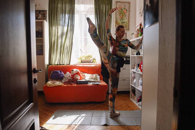(200329) -- MOSCOW, March 29, 2020 (Xinhua) -- Valeriya Pobedinskaya exercises at home in Moscow, Russia, on March 28, 2020. As Moscow has locked down all the theaters for the quarantine against the COVID-19 pandemic, shows and rehearsals are cancelled. Valeriya Pobedinskaya, a 31-year-old ballerina, has to exercise in her apartment. (Xinhua Evgeny Sinitsyn) RUSSIA-MOSCOW-LOCKDOWN-BALLERINA 