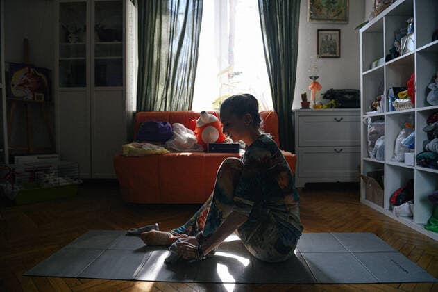 (200329) -- MOSCOW, March 29, 2020 (Xinhua) -- Valeriya Pobedinskaya exercises at home in Moscow, Russia, on March 28, 2020. As Moscow has locked down all the theaters for the quarantine against the COVID-19 pandemic, shows and rehearsals are cancelled. Valeriya Pobedinskaya, a 31-year-old ballerina, has to exercise in her apartment. (Xinhua Evgeny Sinitsyn) RUSSIA-MOSCOW-LOCKDOWN-BALLERINA 