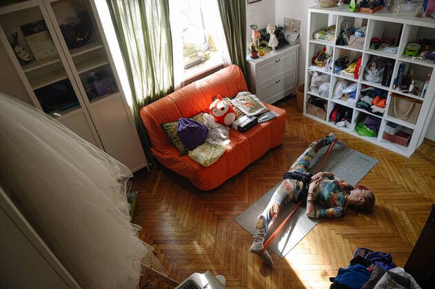 News Bilder des Tages (200329) -- MOSCOW, March 29, 2020 (Xinhua) -- Valeriya Pobedinskaya exercises at home in Moscow, Russia, on March 28, 2020. As Moscow has locked down all the theaters for the quarantine against the COVID-19 pandemic, shows and rehearsals are cancelled. Valeriya Pobedinskaya, a 31-year-old ballerina, has to exercise in her apartment. (Xinhua Evgeny Sinitsyn) RUSSIA-MOSCOW-LOCKDOWN-BALLERINA 