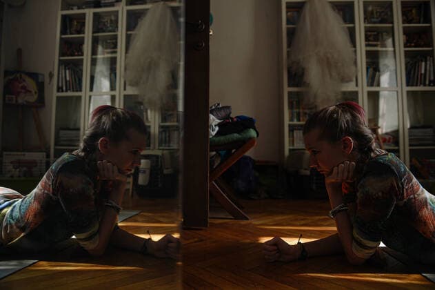 (200329) -- MOSCOW, March 29, 2020 (Xinhua) -- Valeriya Pobedinskaya exercises at home in Moscow, Russia, on March 28, 2020. As Moscow has locked down all the theaters for the quarantine against the COVID-19 pandemic, shows and rehearsals are cancelled. Valeriya Pobedinskaya, a 31-year-old ballerina, has to exercise in her apartment. (Xinhua Evgeny Sinitsyn) RUSSIA-MOSCOW-LOCKDOWN-BALLERINA 