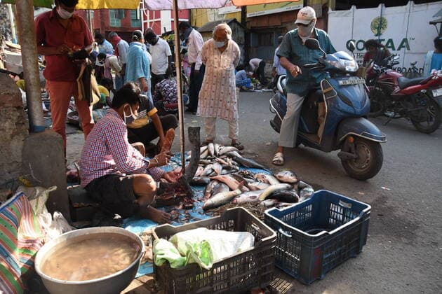 India: First Sunday during nationwide lockdown People shopping to acquire their food and essentials at roadside market in the Sunday morning on the 5th day of 21 days of nationwide total lockdown across India due to a measure to prevent spreading the recent Novel Coronavirus (COVID-19). Howrah West Bengal India Bataitala Copyright: BiswarupxGanguly