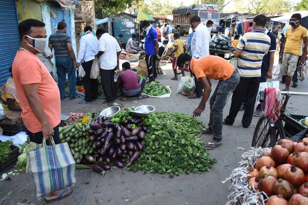 India: First Sunday during nationwide lockdown People shopping to acquire their food and essentials at roadside market in the Sunday morning on the 5th day of 21 days of nationwide total lockdown across India due to a measure to prevent spreading the recent Novel Coronavirus (COVID-19). Howrah West Bengal India Bataitala Copyright: BiswarupxGanguly