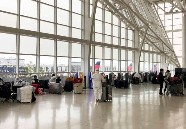 (200329) -- NEW YORK, March 29, 2020 (Xinhua) -- This image taken with a mobile phone on March 28, 2020 shows passengers waiting for flight check-in at John F. Kennedy International Airport in New York, the United States. U.S. President Donald Trump said Saturday he asked the U.S. Centers for Disease Control and Prevention (CDC) to issue travel advisory for the states of New York, New Jersey and Connecticut, scaling back from an earlier suggestion to impose quarantine on those areas. (Xinhua) U.S.-NEW YORK-COVID-19-NO QUARANTINE 