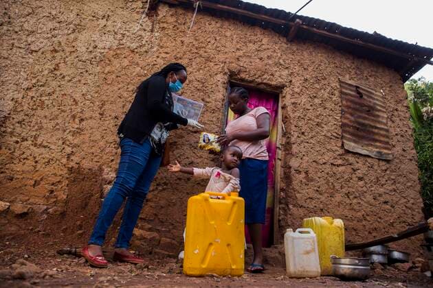 (200329) -- KIGALI, March 29, 2020 (Xinhua) -- An official hands relief aid to a vulnerable family that has been severely affected by a COVID-19 lockdown in Kigali, capital city of Rwanda, on March 28, 2020. The Rwandan Health Ministry on Saturday reported six new COVID-19 cases, bringing the total to 60. (Photo by Cyril Ndegeya Xinhua) RWANDA-KIGALI-COVID-19-RELIEF AID 