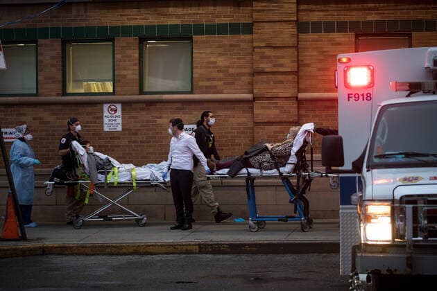 (200329) -- NEW YORK, March 29, 2020 (Xinhua) -- Patients are transferred to Maimonides Medical Center in Brooklyn of New York, the United States, March 28, 2020. The confirmed cases in the United States have exceeded 122,000 as of Saturday night, up from about 101,600 of the previous day, with reports of more than 2,000 deaths, according to the tally from Johns Hopkins University s Center for Systems Science and Engineering. (Photo by Michael Nagle Xinhua) U.S.-NEW YORK-COVID-19-DEATH TOLL 