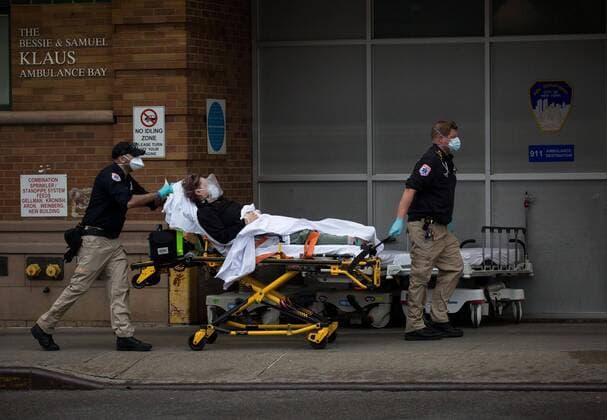 (200329) -- NEW YORK, March 29, 2020 (Xinhua) -- A patient is transferred to Maimonides Medical Center in Brooklyn of New York, the United States, March 28, 2020. The confirmed cases in the United States have exceeded 122,000 as of Saturday night, up from about 101,600 of the previous day, with reports of more than 2,000 deaths, according to the tally from Johns Hopkins University s Center for Systems Science and Engineering. (Photo by Michael Nagle Xinhua) U.S.-NEW YORK-COVID-19-DEATH TOLL