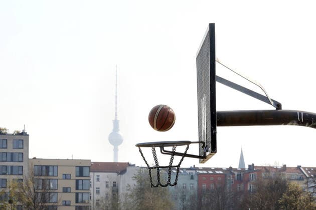 28 03 2020, Berlin Germany the warm weekend draws people out in the Corona crisis Basketball is played in Mauerpark