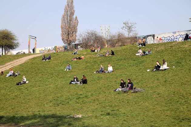 28 03 2020, Berlin Germany the warm weekend pulls the people in the Corona crisis outside People enjoy the great weather in Mauerpark in groups of two