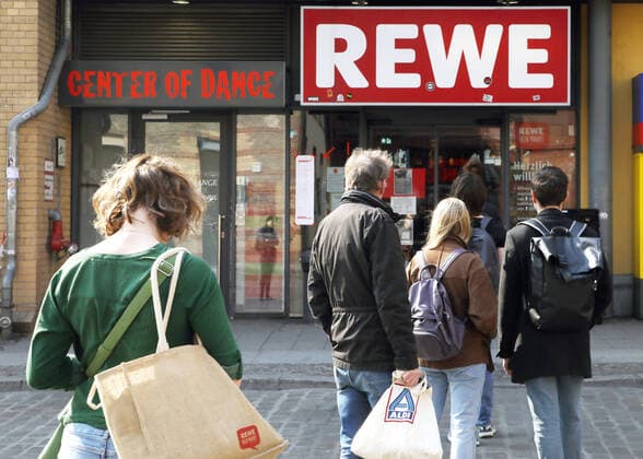 28 03 2020, Berlin Germany Corona crisis, shoppers wait in a queue in front of the supermarket, only a limited number of customers are allowed in