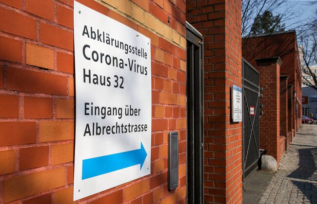 Coronavirus in Berlin Berlin, 28 03 2020, Vivantes Wenckebach Klinikum Berlin At the side entrance of the Wenckenach Hospital, there is a sign indicating the way to the Corona Virus treatment centre Because of the coronavirus, the hospitals have prepared for the emergency.