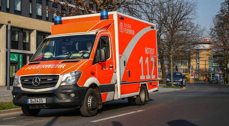 Ambulance Berlin, 28 03 2020, emergency ambulance Ambulance of the Berlin fire brigade comes from Unfallkrankenhaus Berlin Marzahn Berlin Berlin Germany