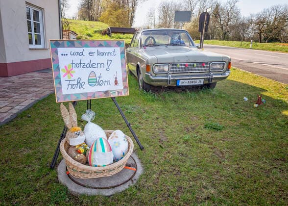 28 03 2020, Saarland, Mandelbachtal An Easter bunny sits in a Ford Taunus in the front garden of the Hautz family on Saturday in Bliesmengen Bolchen in a Ford Taunus In t bub