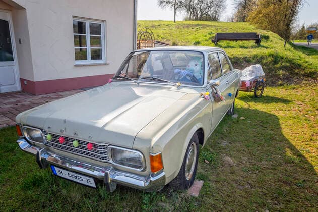 28 03 2020, Saarland, Mandelbachtal An Easter bunny sits in a Ford Taunus in the front garden of the Hautz family on Saturday in Bliesmengen Bolchen in a Ford Taunus In t bub