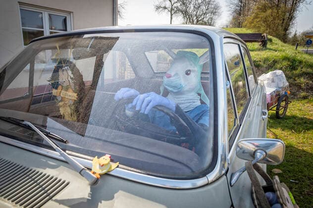 28 03 2020, Saarland, Mandelbachtal An Easter bunny sits in a Ford Taunus in the front garden of the Hautz family on Saturday in Bliesmengen Bolchen in a Ford Taunus In t bub