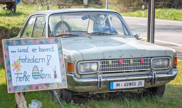 28 03 2020, Saarland, Mandelbachtal An Easter bunny sits in a Ford Taunus in the front garden of the Hautz family on Saturday in Bliesmengen Bolchen in a Ford Taunus In t bub