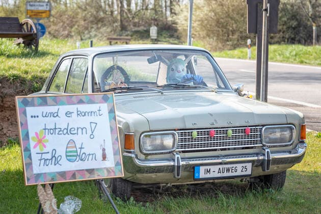 28 03 2020, Saarland, Mandelbachtal An Easter bunny sits in a Ford Taunus in the front garden of the Hautz family on Saturday in Bliesmengen Bolchen in a Ford Taunus In t bub