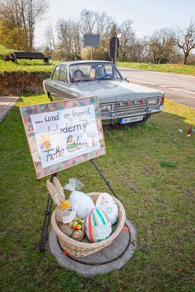 28 03 2020, Saarland, Mandelbachtal An Easter bunny sits in a Ford Taunus in the front garden of the Hautz family on Saturday in Bliesmengen Bolchen in a Ford Taunus In t bub