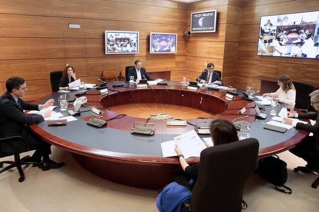 Handout pictures provided by the Spanish Government that shows Prime Minister Pedro Sanchez (L)during an Extraordinary Cabinet Meeting held at Moncloa Palace in Madrid on 29 March 2020 to talk about the new mesures and current situation of the coronavirus. Spain faces the 15th consecutive day of national lockdown in an effort to slow down the spread of the pandemic COVID-19 disease caused by the SARS-CoV-2 coronavirus. Extraordinary Cabinet Meeting !ACHTUNG: NUR REDAKTIONELLE NUTZUNG!  Copyright: xJosexMariaxCuadradoxJimenezx GRAF2988 20200329-637210783972947206