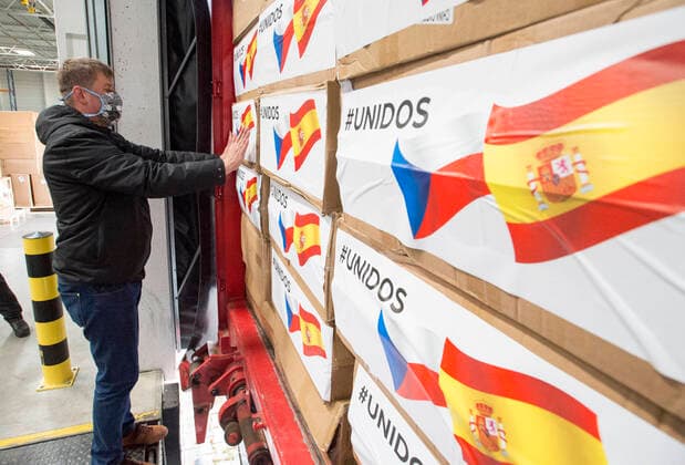 News Bilder des Tages Czech Foreign Affairs Minister Tomas Petricek (Social Democrats, CSSD) prepares boxes with an aid, in Opocinek, Pardubice, Czech Republic, on March 29, 2020. The Czech Republic launched its aid to Spain and Italy, the European countries that are the most afflicted by the novel coronavirus pandemic, sending 20,000 protective suits from the police storage facility in Opocinek to them. (CTKxPhoto JosefxVostarek) CTKPhotoP202003290111501 JVO 004