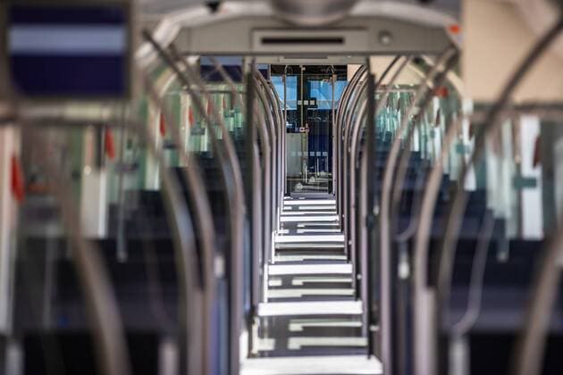 Thema: Zivilcourage und Sicherheit in den öffentlichen Verkehrsmitteln. 12.09.2019: Ein leerer Wagon einer Bahn. In Marbach am Neckar wird am Gleis 3 eine S-Bahn abgestellt, in der zu zwei verschiedenen Uhrzeiten Workshops mit dem Titel: Sicher.Unterwegs - Frauen im ÖPNV für Frauen und Mädchen ab 16 Jahren stattfinden. Den Einstieg bildet dabei ein Kurzvortrag der Polizei Ludwigsburg, in dem über die hiesige Kriminalitätslage sowie rechtliche Aspekte, wie z.B. die Strafbarkeit von Sexualdelikten im öffentlichen Raum und das Thema Notwehr informiert wird. Außerdem gibt es Tipps, wie gefährliche Situationen vermieden werden können. Im Anschluss wird ein Mitarbeiter der DB Regio über die Nothilfeeinrichtungen in S-Bahnen informieren. Den Abschluss übernehmen Gewaltschutztrainer*innen des Verbands für Gewaltprävention und Selbstschutz, die