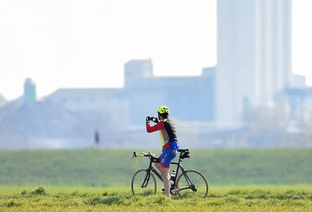 Cyclists riding along the canal, Corona impact in NRW, Krefeld, 28 03 2020, Krefeld North Rhine-Westphalia Germany