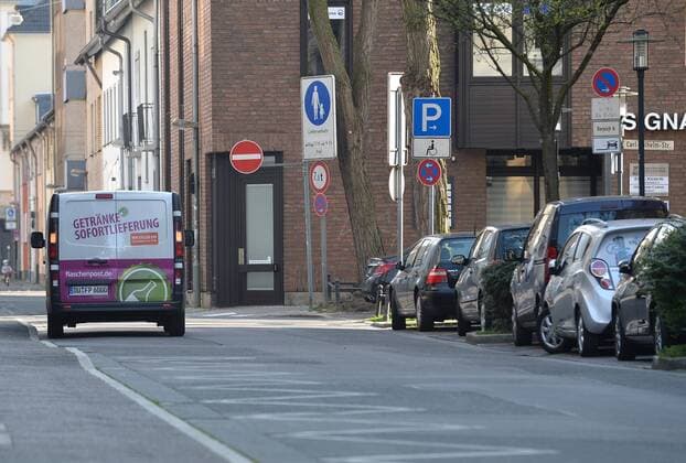 A beverage delivery service in the side street, Corona impact in NRW, Krefeld, 28 03 2020, Krefeld North Rhine-Westphalia Germany