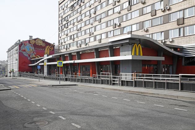 MOSCOW, RUSSIA - MARCH 29, 2020: An outside view of the shutdown McDonald s restaurant off Tverskaya Street in central Moscow. The fast food chain is shutting down its restaurants in Russia and is shifting to take-away and delivery in connection with the pandemic of the novel coronavirus (COVID-19). As of 29 March 2020, Russia has reported more than 1500 confirmed cases of the novel coronavirus (COVID-19), with more than 1000 confirmed cases in Moscow. Artyom Geodakyan TASS  TS0D3C3A