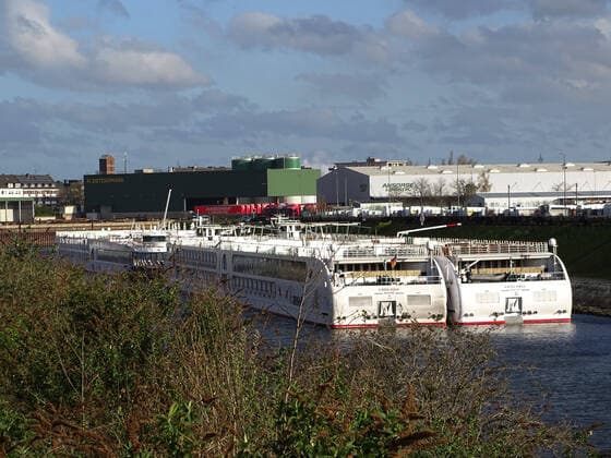 There they lie firmly moored in a pack of four the proud Arosa river cruisers and nothing moves any more Corona has everything firmly under control Arosa river cruiser pack of four harbour basin two Neuss