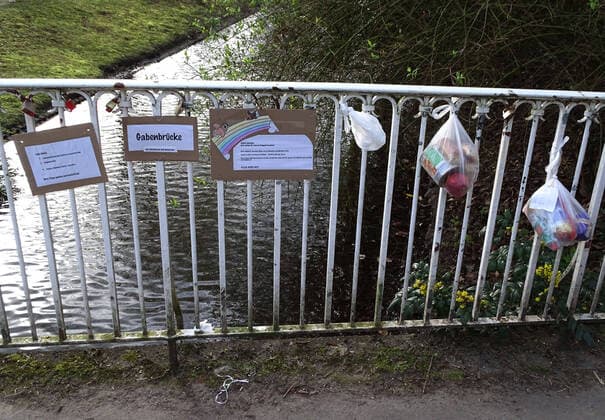 Bürgerhilfe gegen Armut und Brot in Neuss the gift bridge, who wants to give, hangs a filled gift bag on the bridge grid, who wants to take, can do this gift bridge against poverty and need