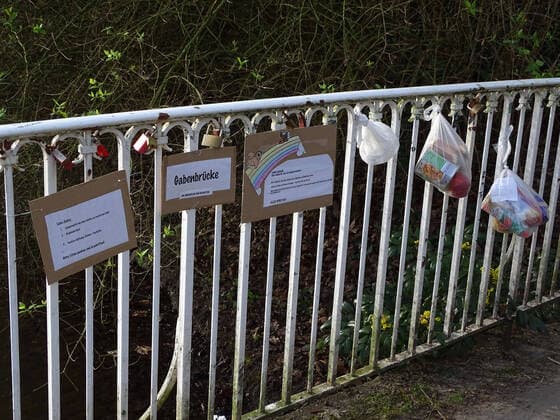 Bürgerhilfe gegen Armut und Brot in Neuss the gift bridge, who wants to give, hangs a filled gift bag on the bridge grid, who wants to take, can do this gift bridge against poverty and need