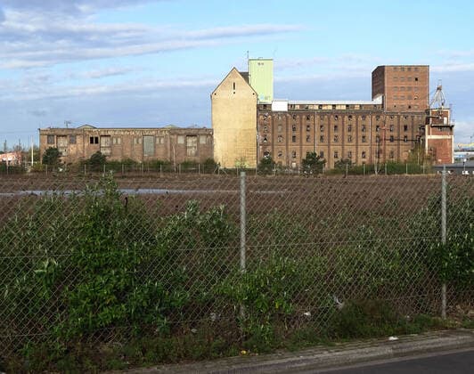 The former building of the Neusser Lagerhausgesellschaft AG, a dilapidated complex at port basin one, in front of it extensive wasteland with dilapidated former Neuss warehouse
