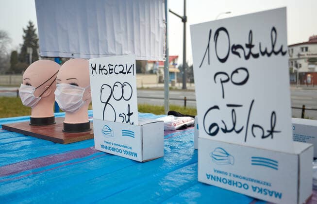March 29, 2020, Warsaw, Mazovian, Poland: Home Made Masks Sold On The Street.in the picture: Masks Saleswoman Warsaw Poland - ZUMAm332 20200329_zip_m332_009 Copyright: xHubertxMathisx