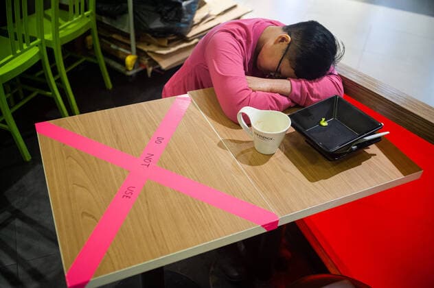 28 03 2020, Singapore, Republic of Singapore, Asia Measures to maintain safety distances Safe distancing has been introduced to limit the spread of the pandemic corona virus A table in a restaurant is covered with pink tape to prevent people from sitting at the marked table, which leads to spatial distancing Social distancing and thus prevents direct contact with people sitting nex
