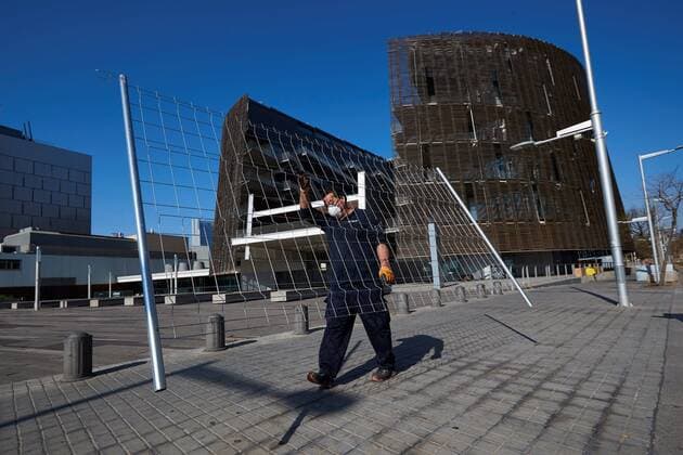 Workers prepare the campaigne hospital at Recerca Park in Barcelona, Spain on 29 March 2020. Spain faces the 15th consecutive day of national lockdown in an effort to slow down the spread of the pandemic COVID-19 disease caused by the SARS-CoV-2 coronavirus. Coronavirus in Spain !ACHTUNG: NUR REDAKTIONELLE NUTZUNG!  Copyright: xAlejandroxGarciax GRAF3022 20200329-637210852573045306