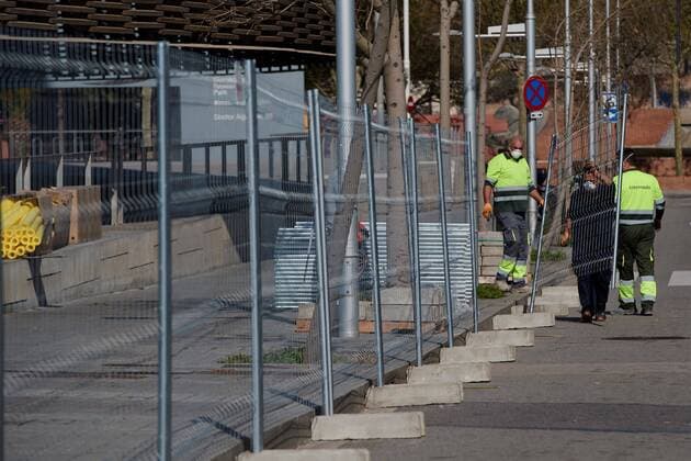 Workers prepare the campaigne hospital at Recerca Park in Barcelona, Spain on 29 March 2020. Spain faces the 15th consecutive day of national lockdown in an effort to slow down the spread of the pandemic COVID-19 disease caused by the SARS-CoV-2 coronavirus. Coronavirus in Spain !ACHTUNG: NUR REDAKTIONELLE NUTZUNG!  Copyright: xAlejandroxGarciax GRAF3023 20200329-637210852607420763